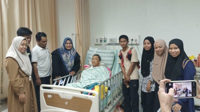 
Dìjenguk Kerabat di RS Wahidin Makassar, Jurnalis Bakri Remmang Menangis Haru