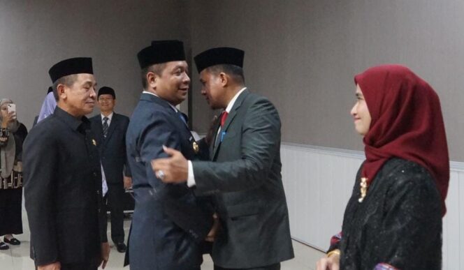 
Lantik Andi Rahmat Jadi Pj Sekda Sidrap, Pj Bupati Ingatkan Pembayaran Gaji Pegawai Lancar