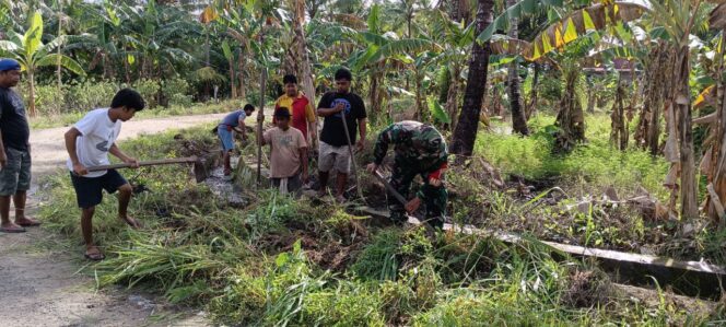 
Cegah Banjir, Koramil 1420-07/Baranti Gelar Karya Bhakti Bersama Warga
