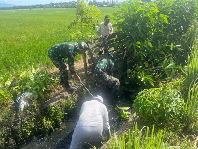 
Koramil 1420-05/Dua Pitue Bersama Petani Bersihkan Saluran Irigasi