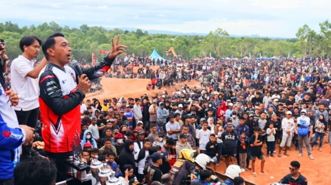 
Bupati Sidrap Dukung Kejurda Grasstrack dan Motocross di Pitu Riawa