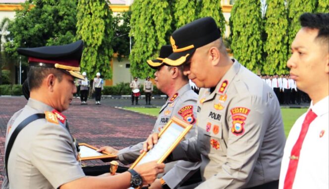 
Sukses Ungkap Kasus Besar, Kapolres Sidrap dan Pinrang Terima Penghargaan Kapolda Sulsel