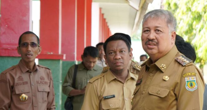 
SMPN 5 Duampanua Rawan Banjir, Pemkab Pinrang Lakukan Pengerukan Saluran Drainase Sekitar Sekolah