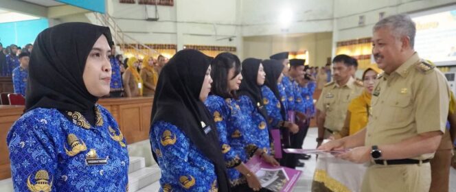 
Bupati Pinrang Irwan Hamid Secara Simbolis Serahkan SK Pegawai Pemerintah dengan Perjanjian Kerja