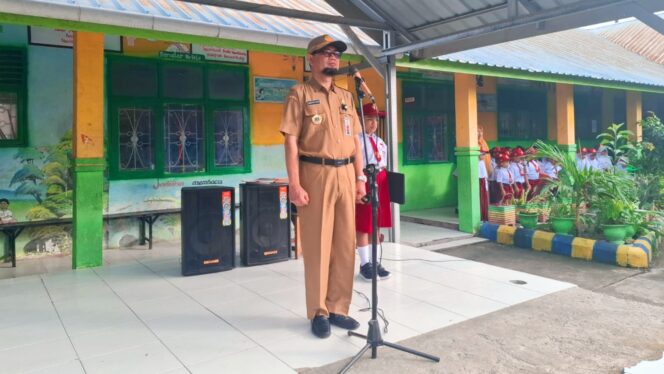 
Kadis Kominfo Sidrap Jadi Inspektur Upacara MPLS, Tekankan Disiplin dan Literasi Sejak Dini